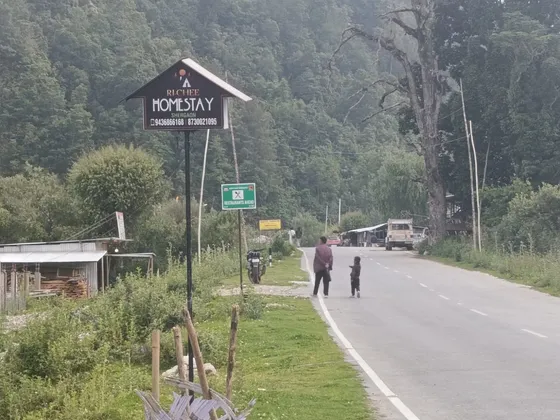 RI-CHEE Homestay signboard on the road through Shergaon village